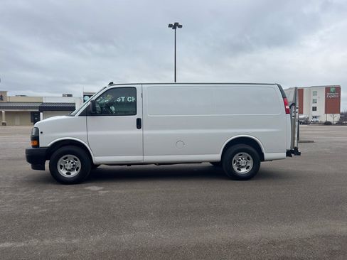 Used 2019 Chevrolet Express 3500 w/ Driver Convenience Package RWD image 2