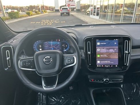 Certified 2025 Volvo XC40 B5 Plus image 18
