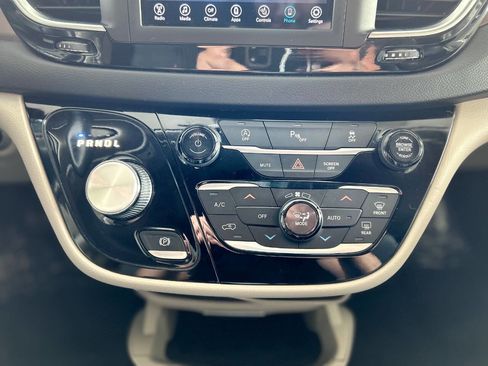 Used 2019 Chrysler Pacifica Touring-L FWD image 66