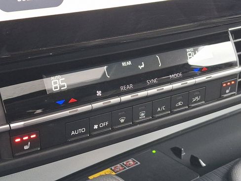 Used 2025 Toyota Sienna XLE image 17