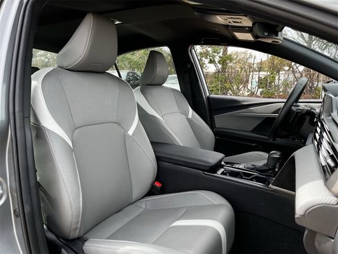 Used 2025 Toyota Camry SE w/ Convenience Package image 24