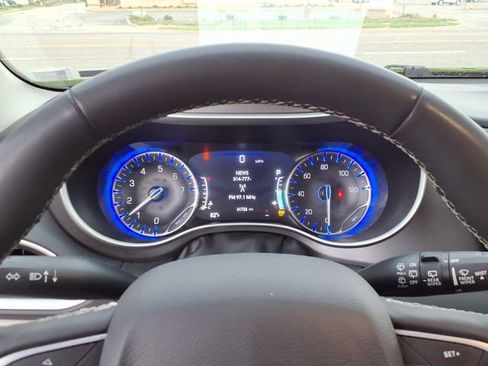 Used 2024 Chrysler Pacifica Touring-L image 10