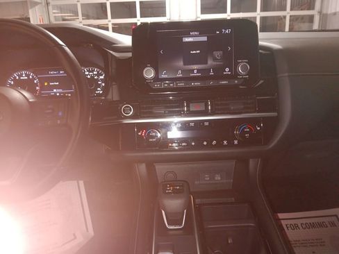 Used 2024 Nissan Pathfinder SV image 18