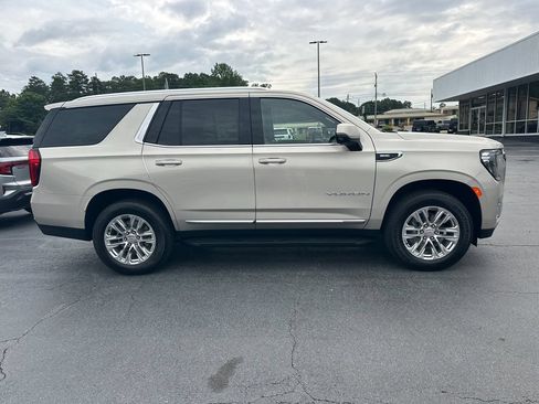 Used 2024 GMC Yukon SLT w/ SLT Luxury Package RWD image 5