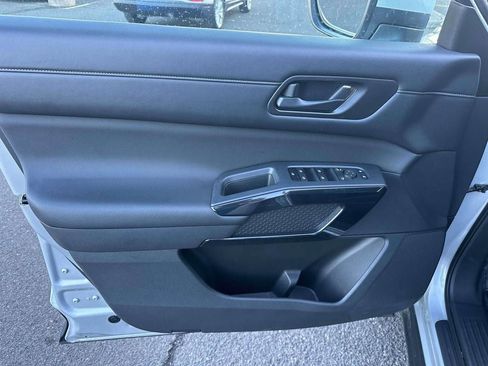 Used 2024 Nissan Pathfinder SV image 17