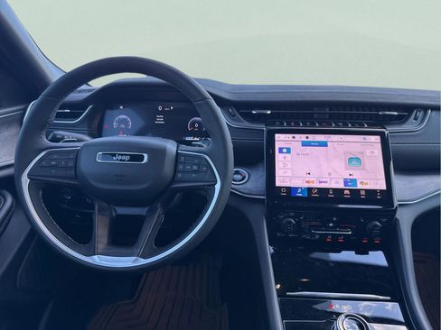 Certified 2025 Jeep Grand Cherokee Limited w/ Black Appearance Package image 11