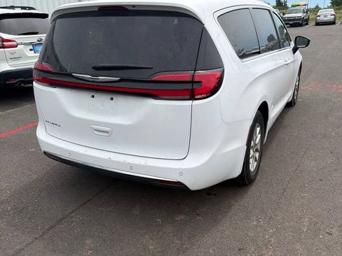 Used 2024 Chrysler Pacifica Touring-L FWD image 3
