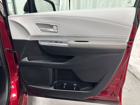 Used 2025 Toyota Sienna LE image 58