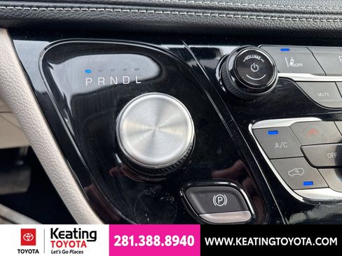 Used 2024 Chrysler Pacifica Limited FWD image 21