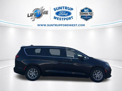 Used 2023 Chrysler Pacifica Touring-L FWD image 3