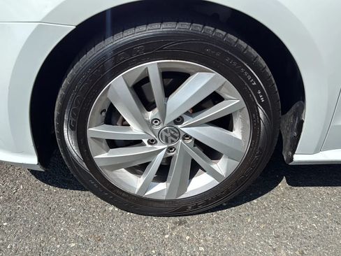 Used 2018 Volkswagen Passat 2.0T SE FWD image 9