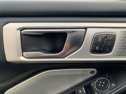 Certified 2020 Ford Explorer Platinum w/ Premium Technology Package image 28