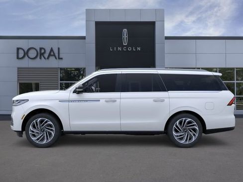 New 2026 Lincoln Navigator L Reserve AWD/4WD image 3
