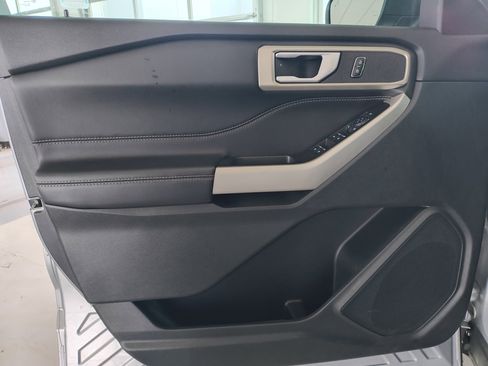 Used 2023 Ford Explorer XLT image 11