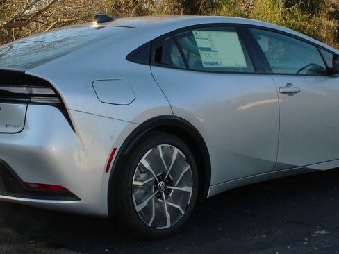 New 2026 Toyota Prius Plug-In Hybrid FWD image 6