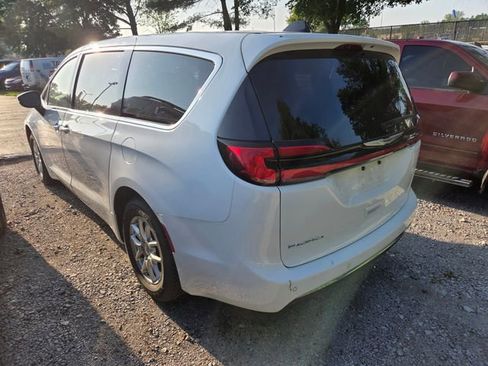 Used 2023 Chrysler Pacifica Touring-L FWD image 7
