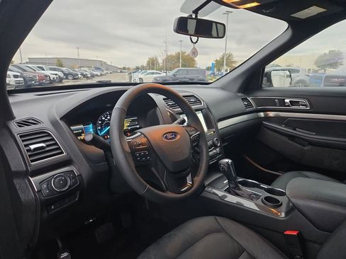 Used 2018 Ford Explorer XLT w/ Equipment Group 202A image 2