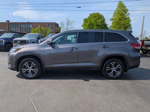 Used 2019 Toyota Highlander LE w/ Carpet Mat Package (TMS) AWD/4WD image 7