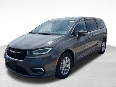Used 2023 Chrysler Pacifica Touring-L FWD image 3