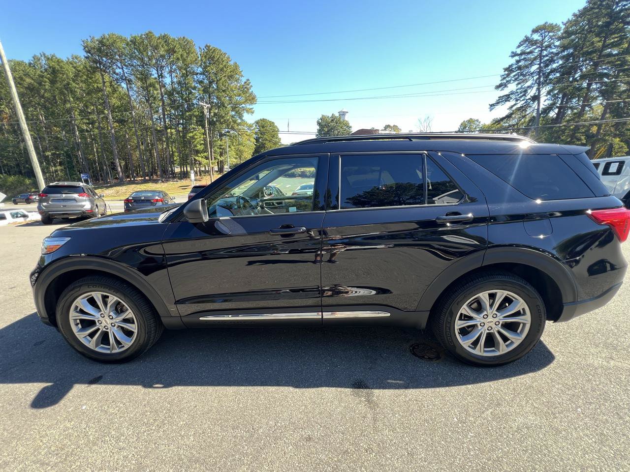 Used 2020 Ford Explorer XLT w/ Equipment Group 202A AWD/4WD image 2