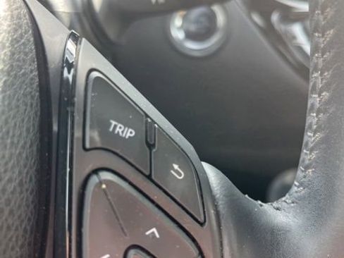 Used 2020 Toyota C-HR XLE image 9