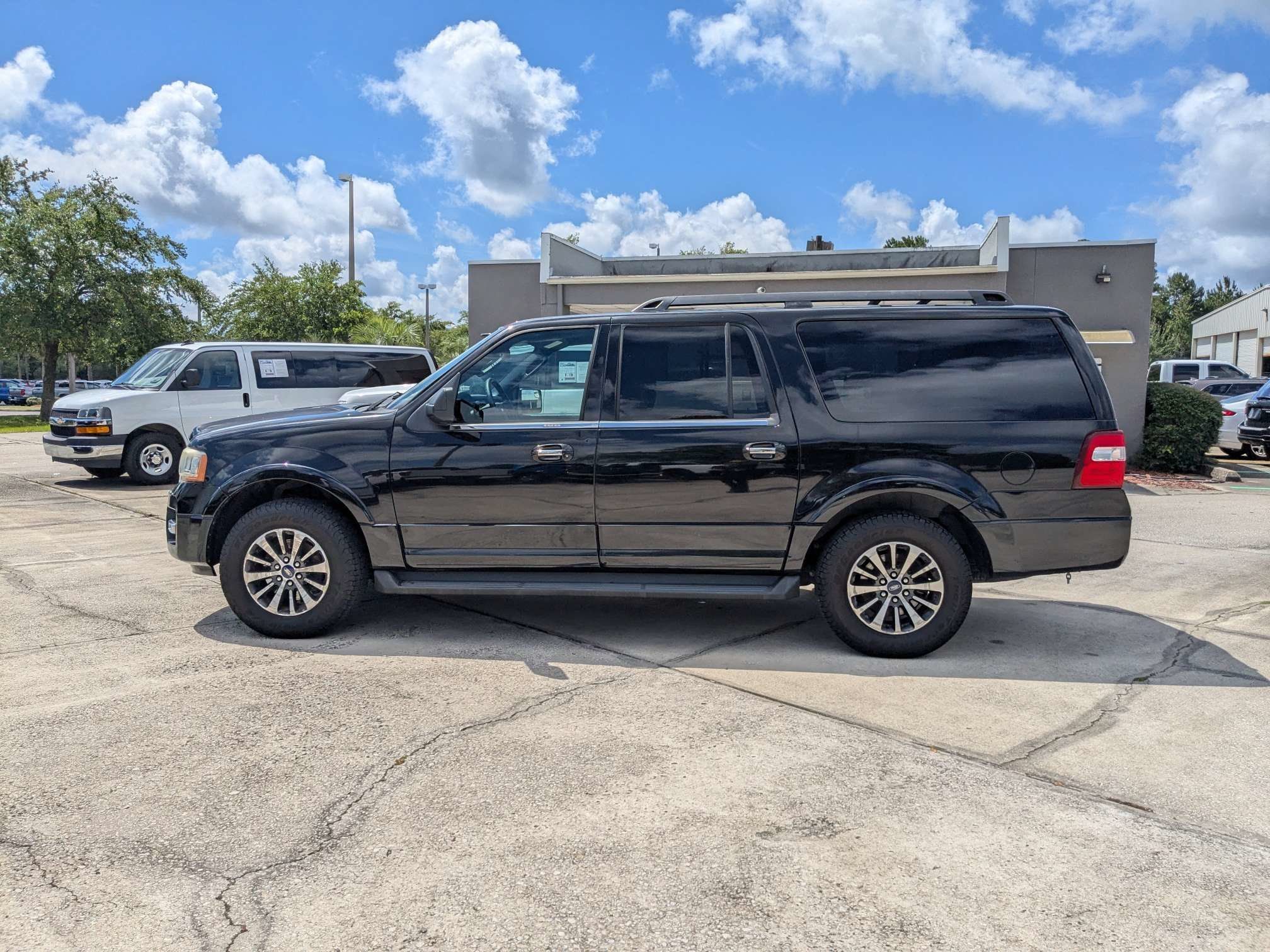 Used 2016 Ford Expedition EL XLT w/ Equipment Group 202A RWD image 7