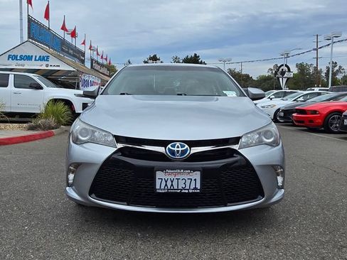 Used 2017 Toyota Camry SE w/ Moonroof Package FWD image 2