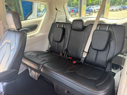 Used 2024 Chrysler Pacifica Touring-L FWD image 33