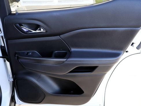 Used 2023 GMC Acadia SLT image 15