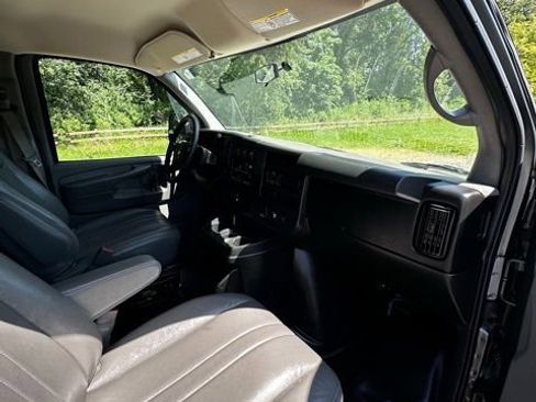 Used 2015 Chevrolet Express 2500 RWD image 16