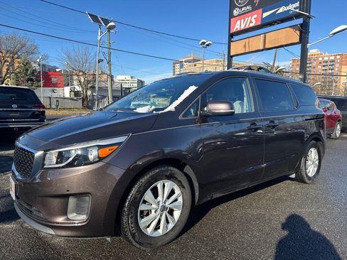 Used 2016 Kia Sedona LX w/ LX Essentials Premium Package image 3