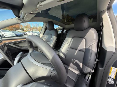 Used 2022 Tesla Model Y Performance image 10