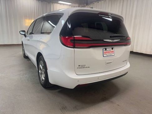 Used 2024 Chrysler Pacifica Limited image 7