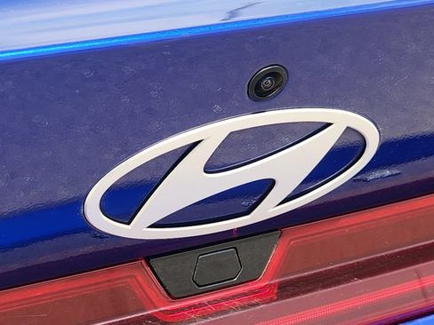 Used 2025 Hyundai Elantra Limited FWD image 11