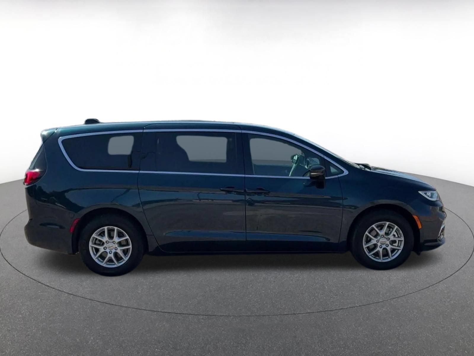 Used 2025 Chrysler Pacifica Select FWD image 15