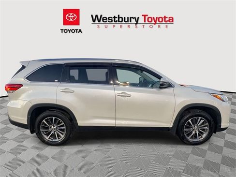 Used 2019 Toyota Highlander SE image 6