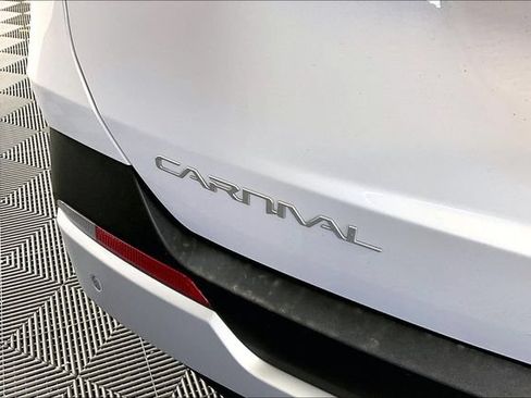 New 2026 Kia Carnival EX FWD image 10