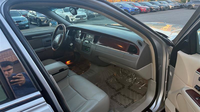 Used 2004 Lincoln Town Car Ultimate RWD image 7