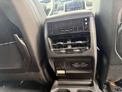 Used 2023 Jeep Grand Cherokee L Laredo image 17