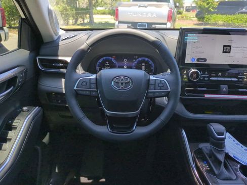 New 2026 Toyota Highlander Limited AWD/4WD image 16