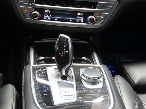 Used 2021 BMW 740i w/ M Sport Package RWD image 10