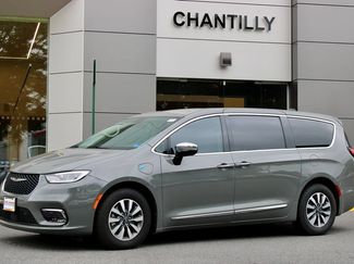 Used 2023 Chrysler Pacifica Limited w/ Uconnect Theater Family Group FWD video 1