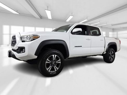 Used 2019 Toyota Tacoma TRD Off-Road w/ Technology Package RWD image 2