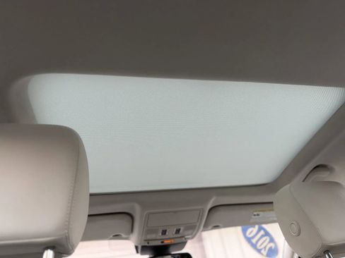 Used 2016 Jaguar XF Prestige image 19