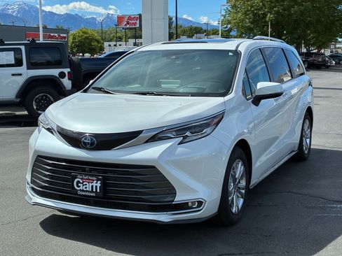 Used 2023 Toyota Sienna Platinum AWD/4WD image 10
