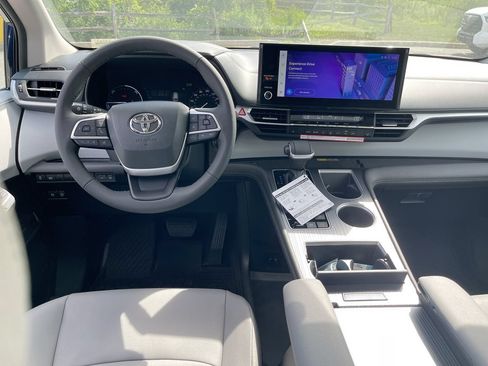 Used 2026 Toyota Sienna XLE FWD image 10