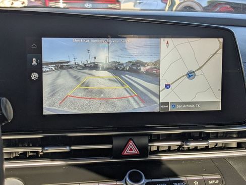 Used 2025 Hyundai Elantra SEL image 21