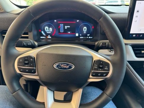 Used 2025 Ford Explorer Active AWD/4WD image 18