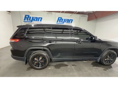Used 2025 Jeep Grand Cherokee L Altitude AWD/4WD image 9