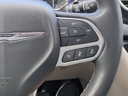 Used 2023 Chrysler Pacifica Touring-L FWD image 18